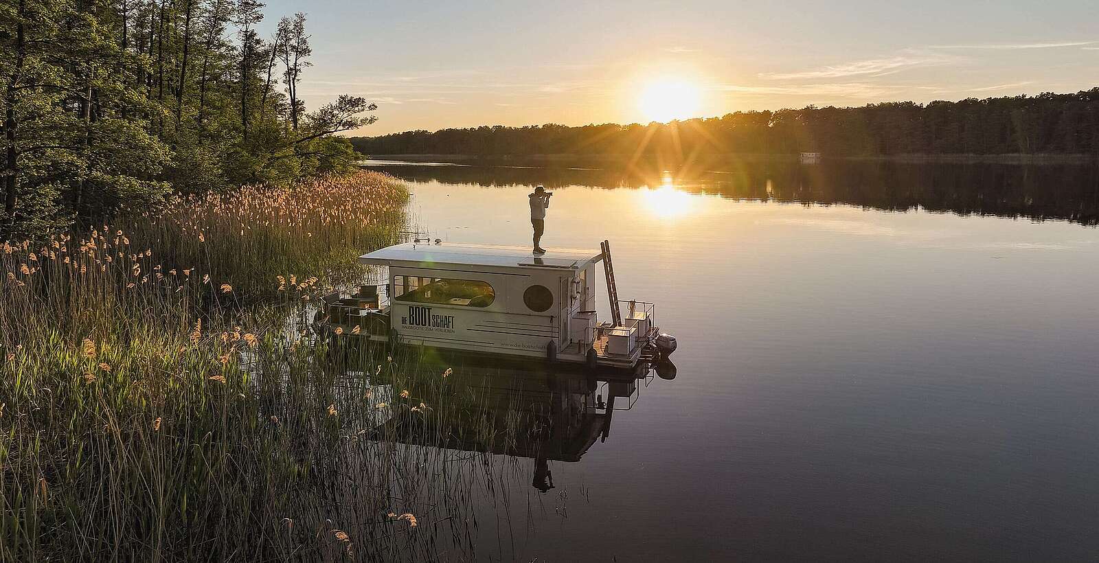 Hausboot im Sonnenuntergang