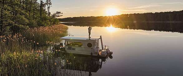Hausboot im Sonnenuntergang