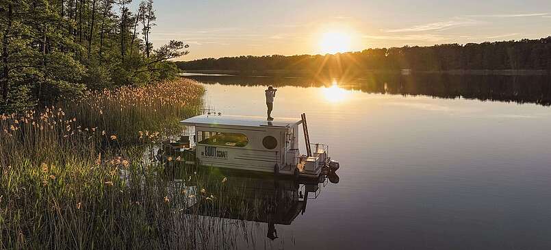 Hausboot im Sonnenuntergang
