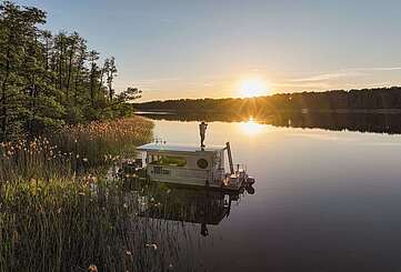 Hausboot im Sonnenuntergang
