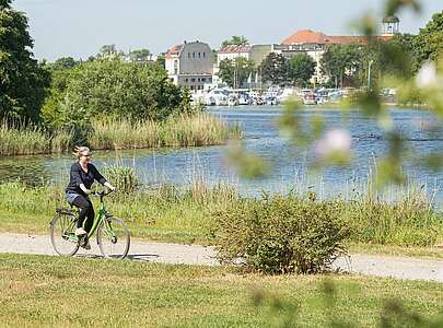 Mit dem Fahrrad durch den Park Babelsberg
