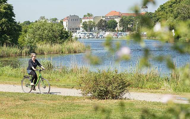 Mit dem Fahrrad durch den Park Babelsberg