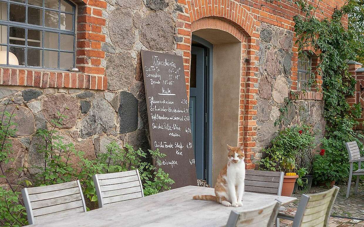 Eingang zur Weinschänke auf dem Gutshof Kraatz