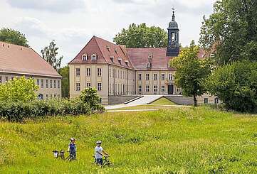 Schloss Elsterwerda mit Grünanlage