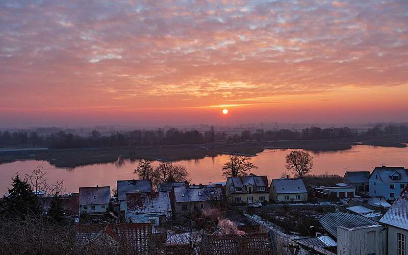 



    
        
                Sonnenuntergang über den Dächern von Lebus,
            
        
                Foto: TMB Tourismus-Marketing Brandenburg GmbH/Steffen Lehmann
            
    
