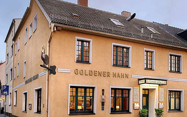 Außenansicht des Restaurants und Hotels Goldener Hahn