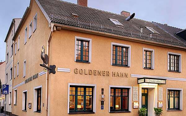 Außenansicht des Restaurants und Hotels Goldener Hahn