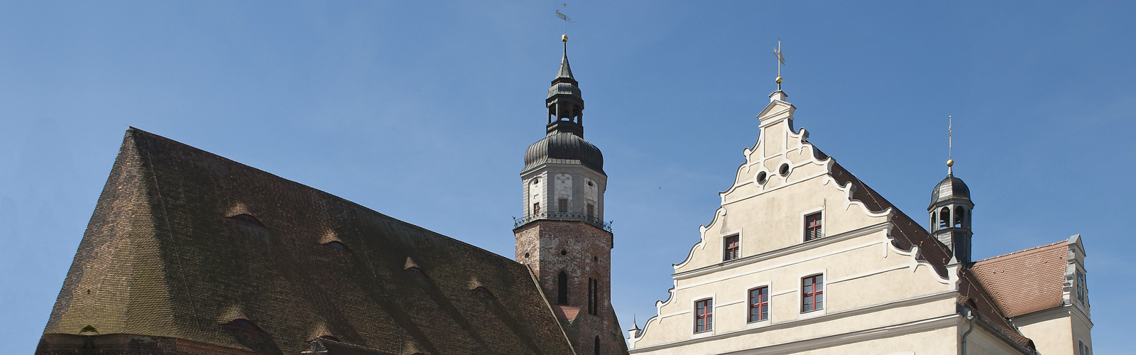 Dächer der Marienkirche und des Rathauses in Herzberg,
            
        
                Foto: AG HIS Arbeitsgemeinschaft Städte mit historischen Stadtkernen/Erik-Jan Ouwerkerk