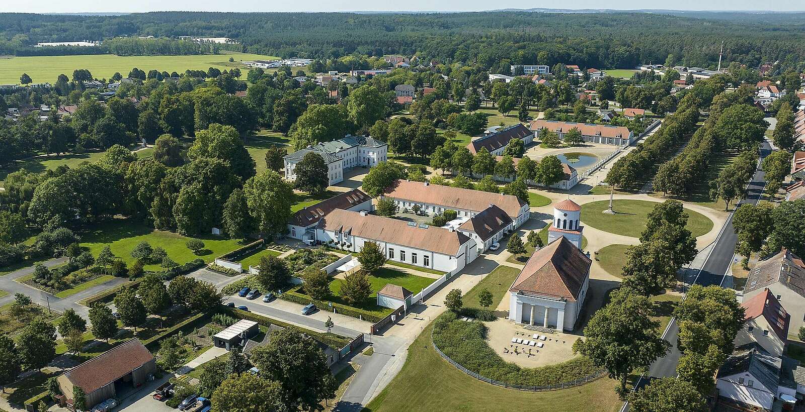 Schloss Neuhardenberg von oben,
            
        
                Foto: TMB Tourismus-Marketing Brandenburg GmbH/Thomas Koy