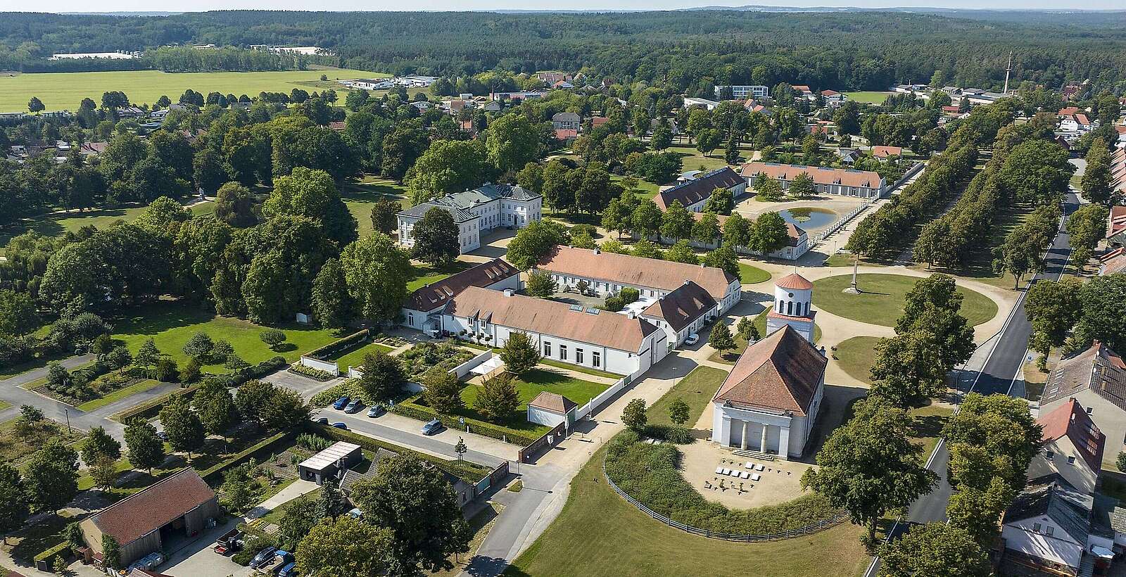 Schloss Neuhardenberg von oben,
            
        
                Foto: TMB Tourismus-Marketing Brandenburg GmbH/Thomas Koy