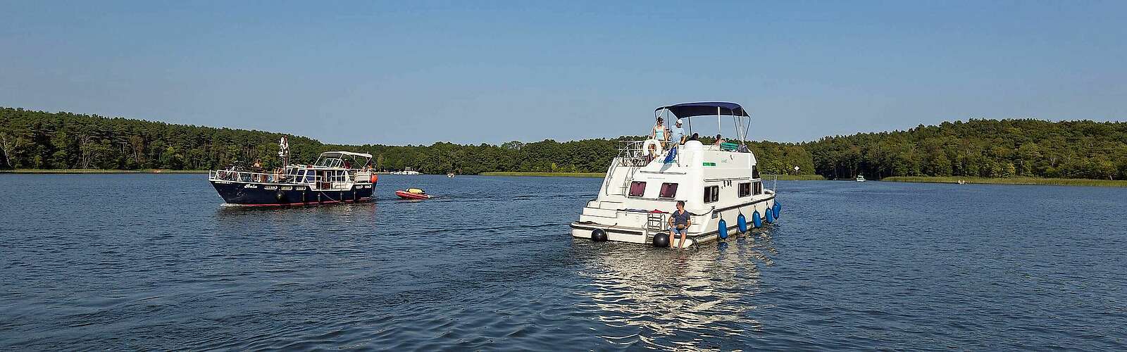 Hausboot bei Fürstenberg/Havel,
            
        
                
                
                    Foto: Yorck Maecke