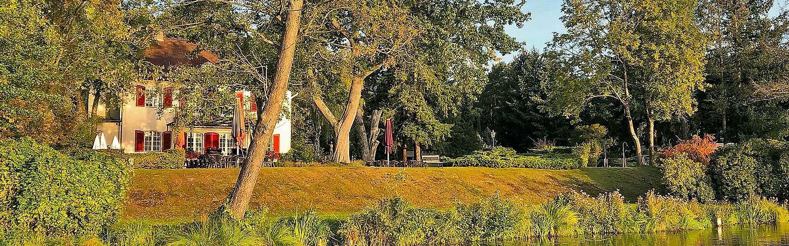 Waldhaus Prieros am Streganzer See im Herbst,
            
        
                Foto: Waldhaus Prieros/Kein Urheber bekannt