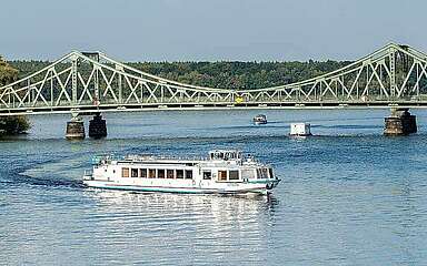 Schiff der Weissen Flotte vor Glienicker Brücke