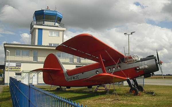 Antonow Doppeldecker und Tower des Flugplatzes Strausberg