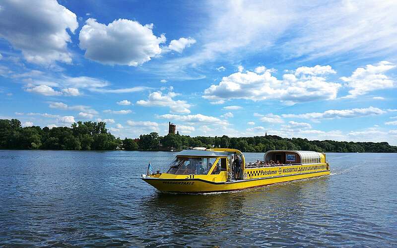 



    
        
                Das Potsdamer Wassertaxi,
            
        
                Foto: Weisse Flotte Potsdam GmbH/Kein Urheber bekannt
            
    

