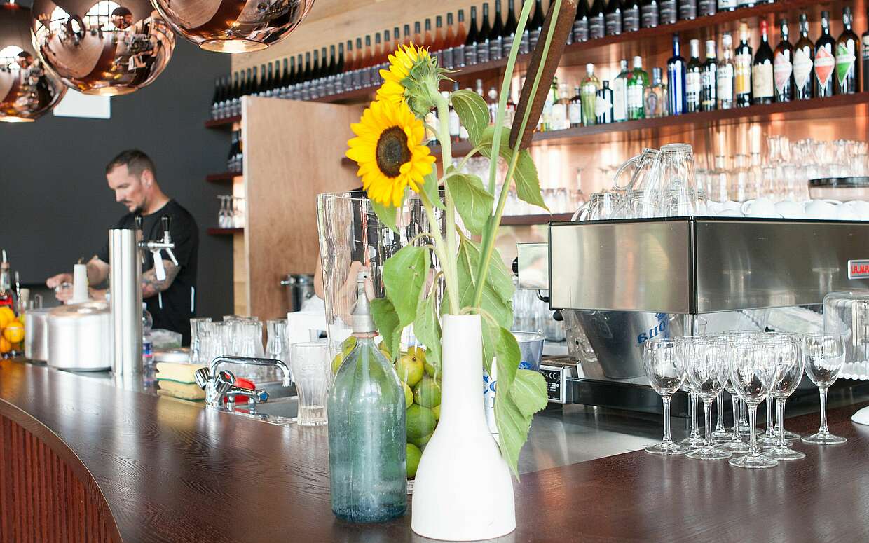 Am Bartresen des Cafés Seerose