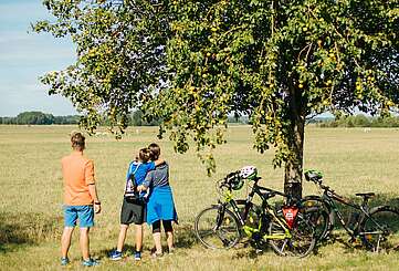 Familie bei Pause von Radtour