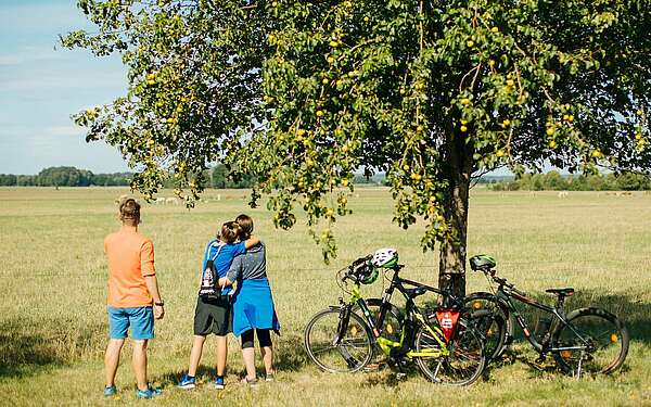 Familie bei Pause von Radtour