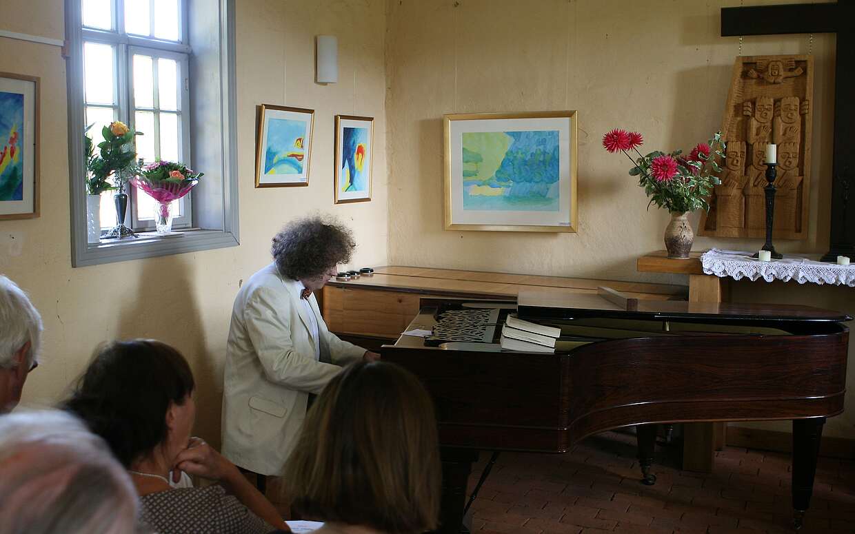 Der Pianist Vladimir Mogilevsky in der Dorfkirche Glambeck. 