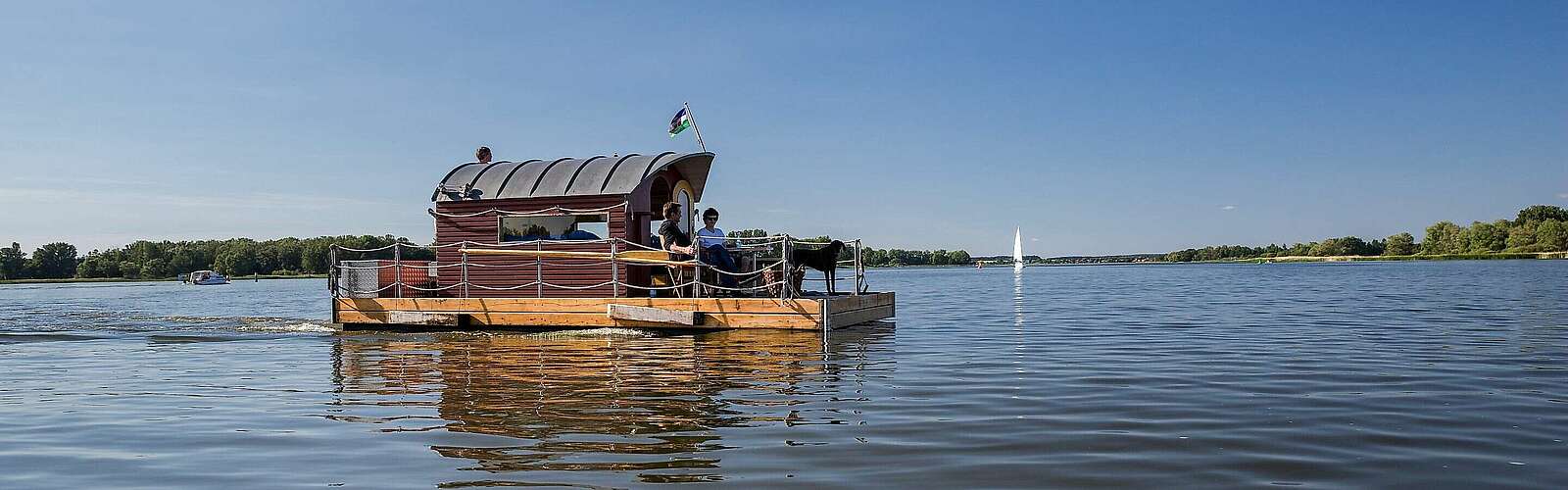 Havelfloß auf den Brandenburger Havelseen,
            
        
                Foto: TMB Tourismus-Marketing Brandenburg GmbH/Yorck Maecke