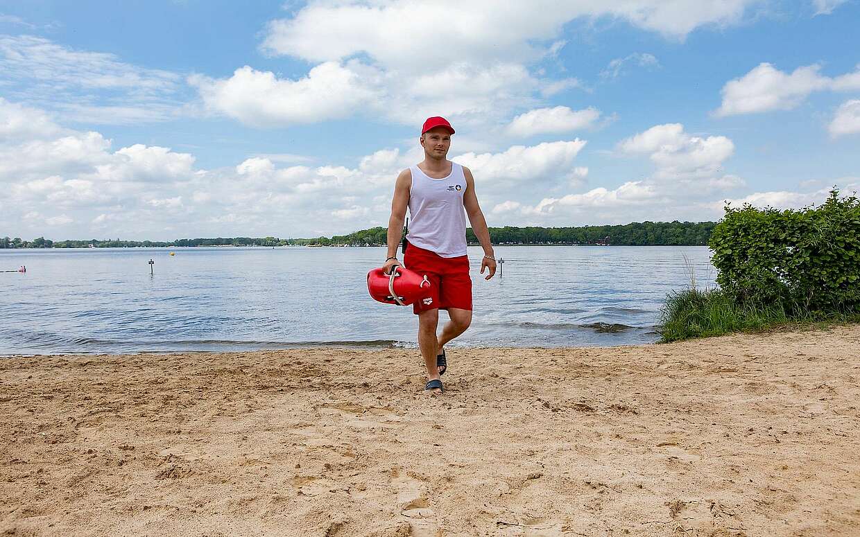 Schwimmmeister Hans Behrendt im Waldbad Templin