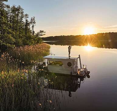 Hausboot im Sonnenuntergang