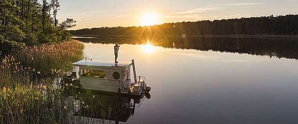 Hausboot im Sonnenuntergang