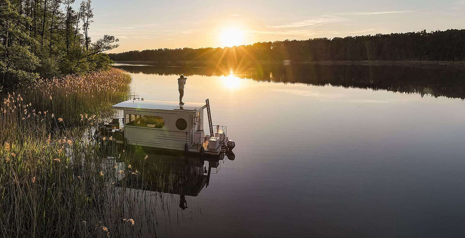 Hausboot im Sonnenuntergang