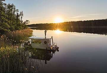 Hausboot im Sonnenuntergang