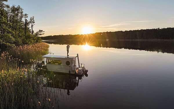 Hausboot im Sonnenuntergang