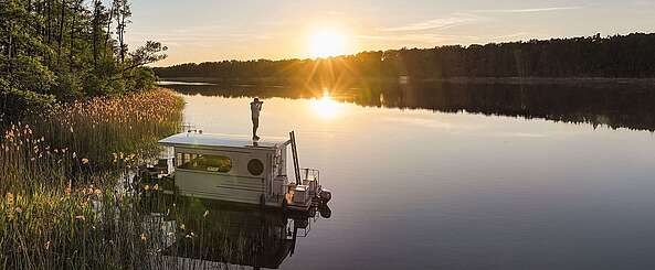 Hausboot im Sonnenuntergang