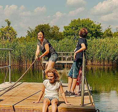 Familie im Erlebnis- und Ziegeleipark Mildenberg