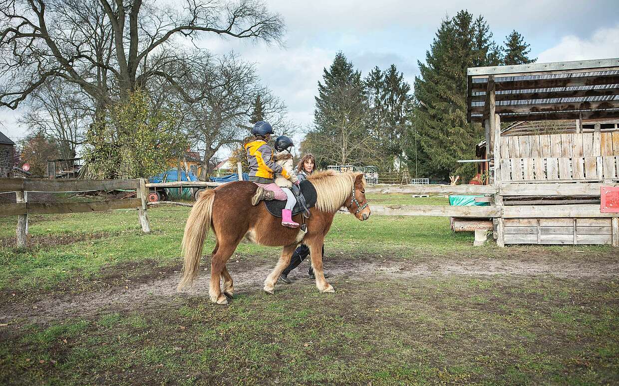 Mädchen reiten auf dem Rüsterhof