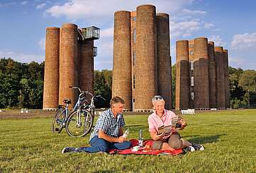 Picknick vor den Biotürmen Lauchhammer