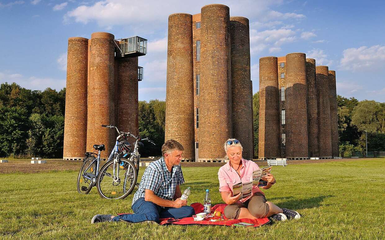 Picknick vor den Biotürmen Lauchhammer