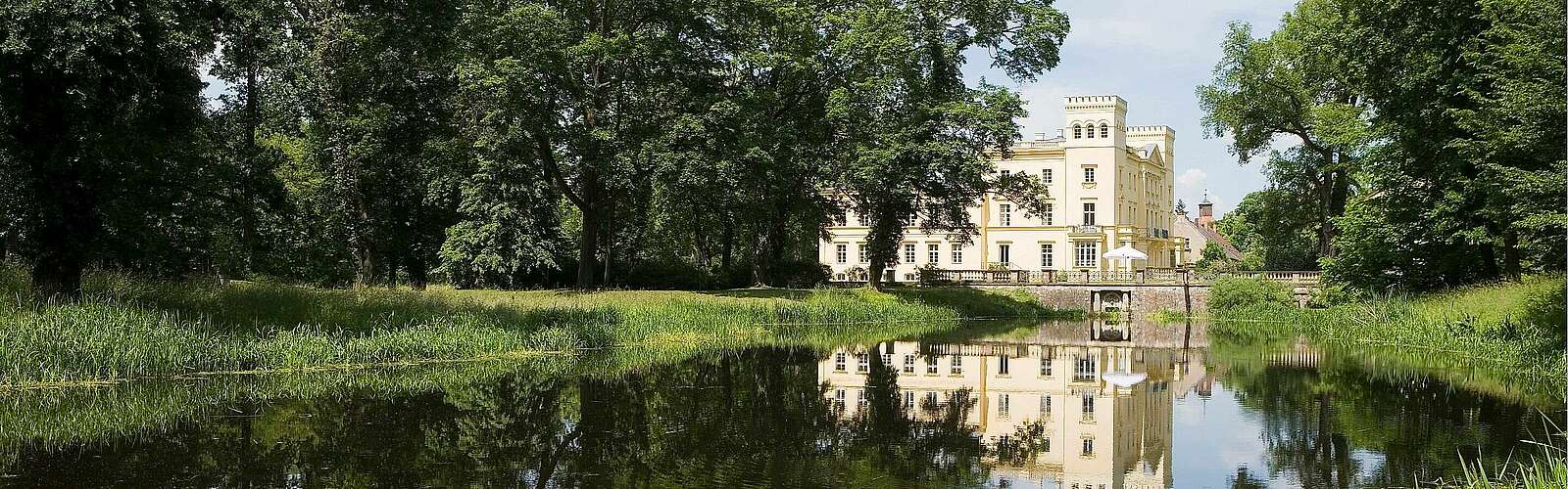 Schloss Steinhöfel mit Parkanlage,
        
    

        Foto: Fotograf / Lizenz - Media Import/Paul Hahn