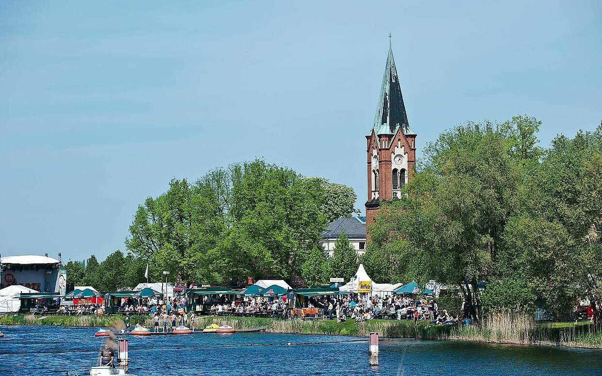 Blick auf die Insel. Eine Woche ist Werder in Baumblütenstimmung.