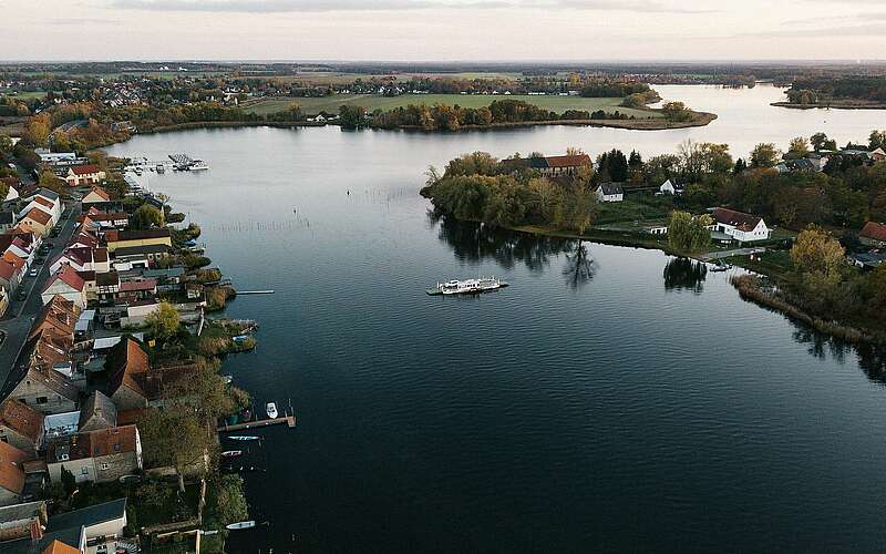 



    
        
                Luftaufnahme von der Fähre Pritzerbe nach Kützkow,
            
        
                Foto: Tourismusverband Havelland e.V./Steven Ritzer
            
    

