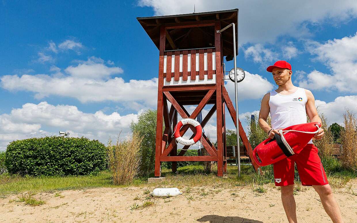 Schwimmmeister Hans Behrendt im Waldbad Templin