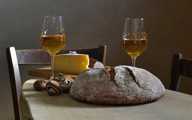 



    
        
                Brotzeit mit Apfelwein und Käse,
            
        
                Foto: Gutshof Kraatz/Florian Profitlich
            
    

