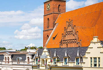 Blick auf Neues Rathaus, Marktplatz, St. Marienkirche Bernau bei Berlin