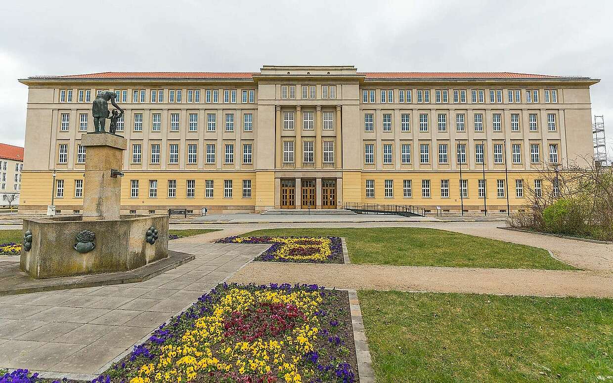 Das Haus der vielen Fenster: Das Rathaus von Eisenhüttenstadt.