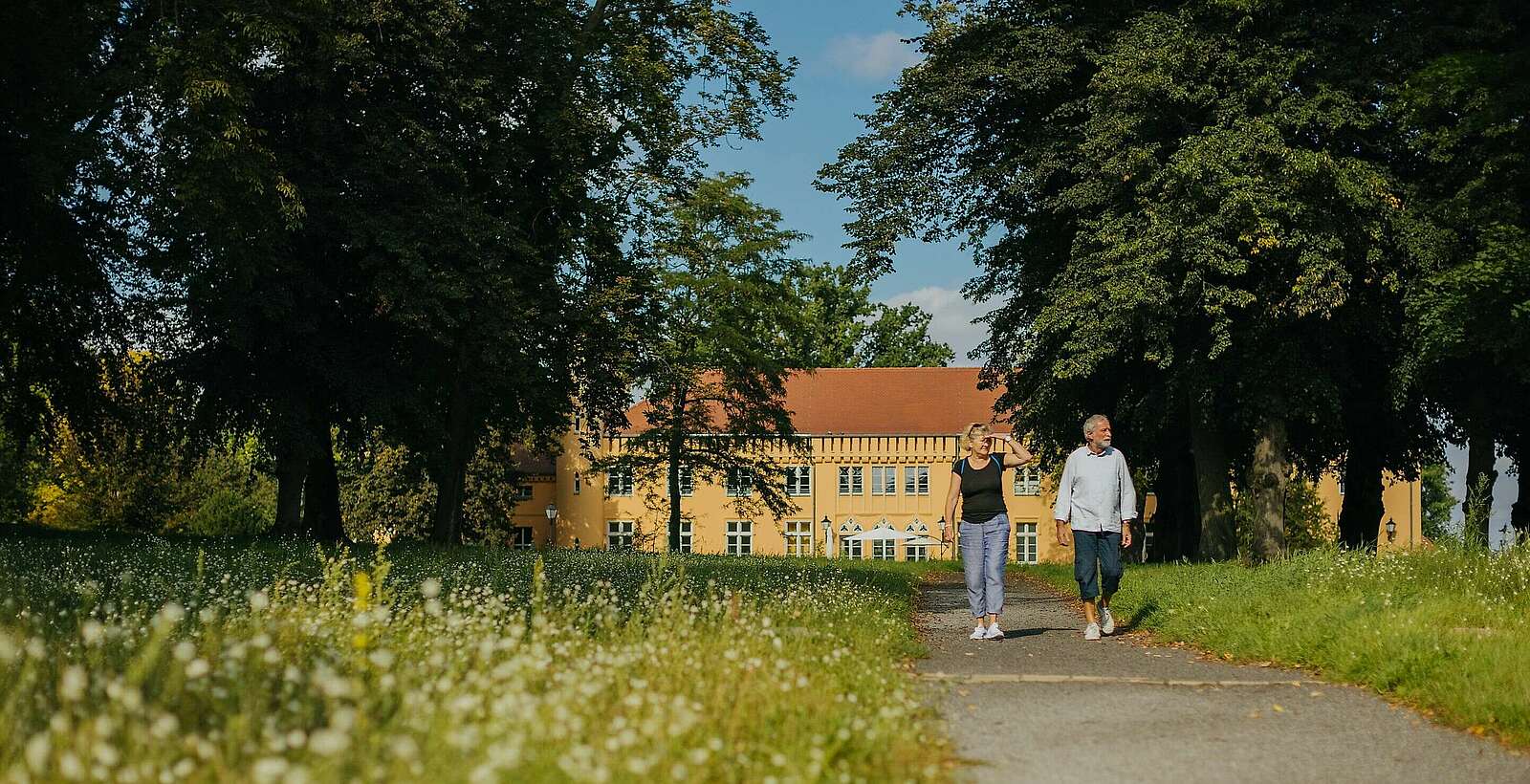 Spaziergang im Schlosspark Petzow,
            
        
                Foto: TMB Tourismus-Marketing Brandenburg GmbH/Julia Nimke