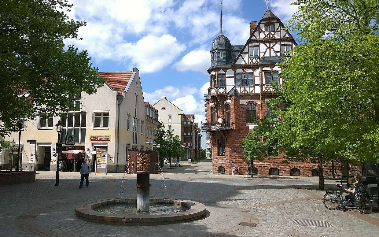 Eine soziale Plastik für den Tabakanbau in der Region: Der Tabakbrunnen von Jürgen Woysky auf dem Vierradener Platz.