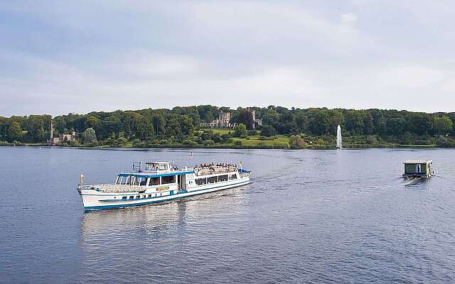Ausflugsschiff vor dem Park Babelsberg