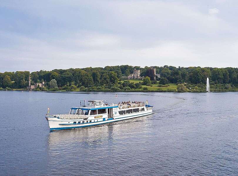 Ausflugsschiff vor dem Park Babelsberg