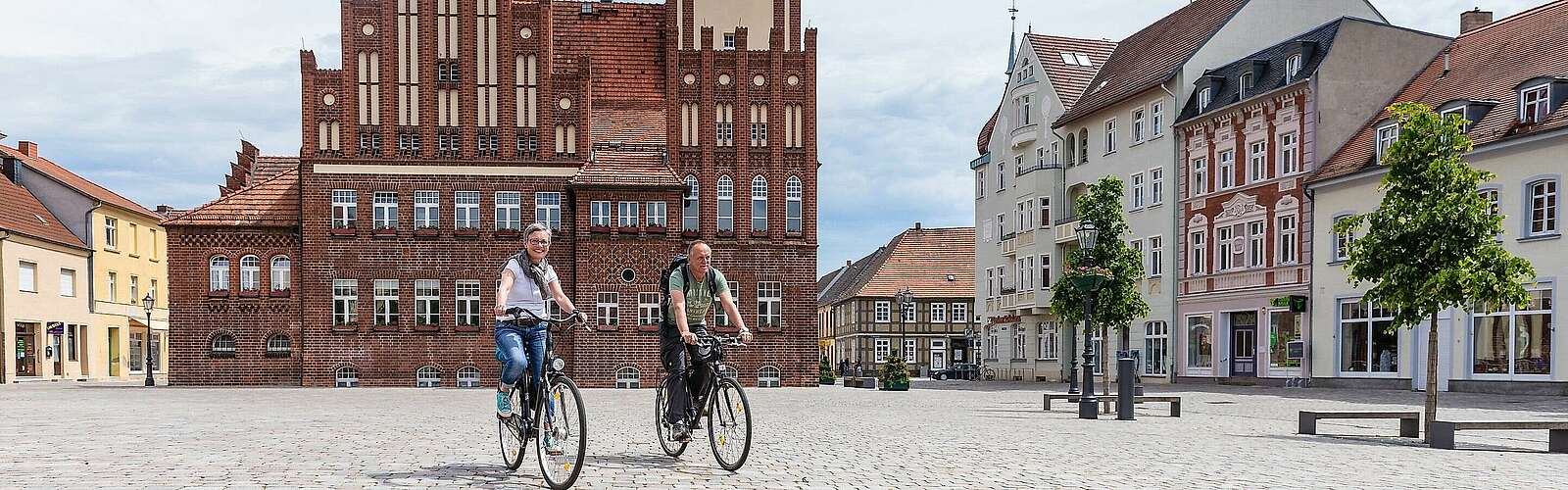 Radfahrer auf dem Marktplatz in Wittstock/Dosse,
            
        
                Foto: Tourismusverband Prignitz e.V./Markus Tiemann