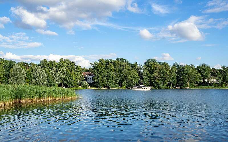 



    
        
                Motorboot auf dem Scharmützelsee,
            
        
                Foto: TMB Tourismus-Marketing Brandenburg GmbH/Steffen Lehmann
            
    
