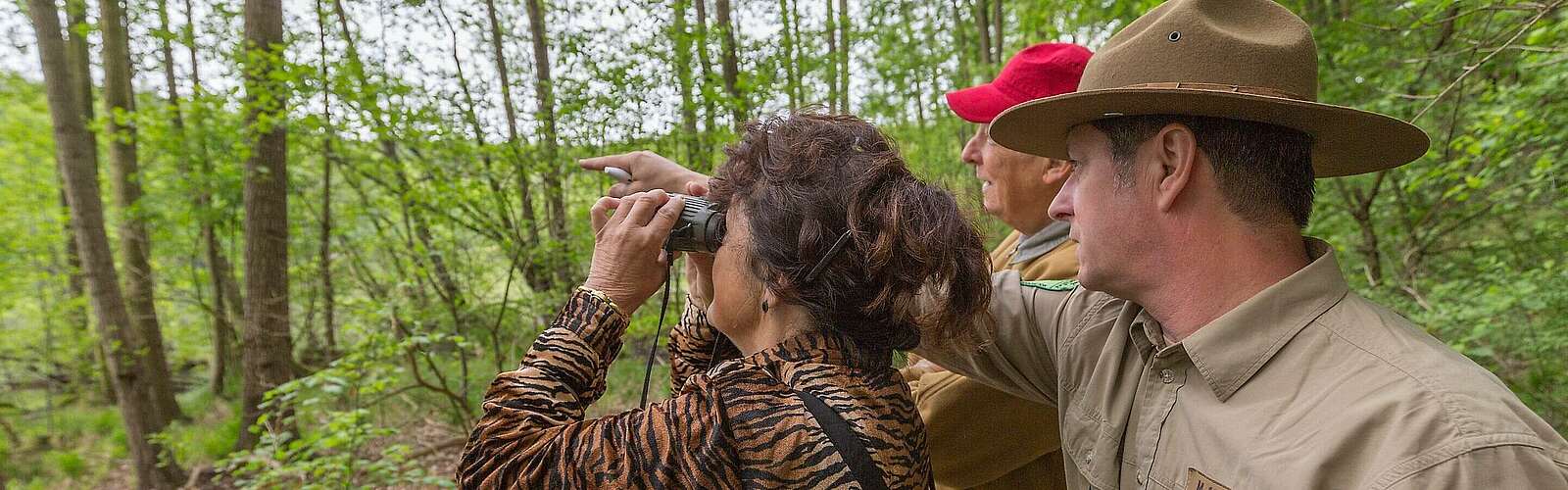 Ranger Mario Marschler führt durch das Schlaubetal,
            
        
                Foto: TMB Tourismus-Marketing Brandenburg GmbH/Steffen Lehmann