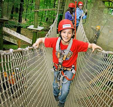 Auf einer Hängebrücke im Abenteuerpark Potsdam